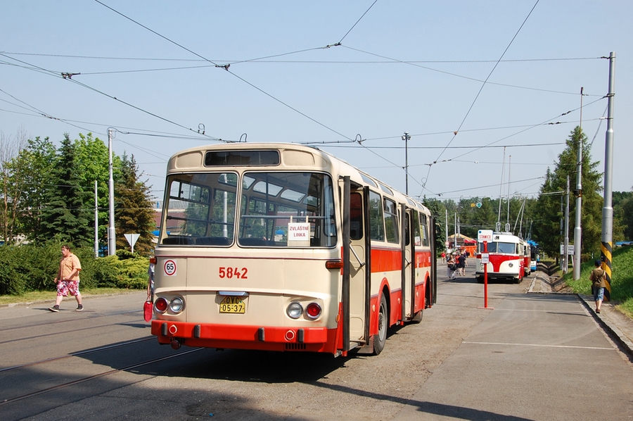 5842